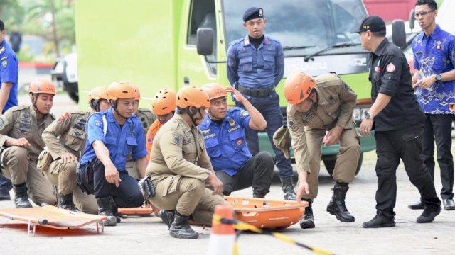 Simulasi penanganan korban bencana gempa bumi, di Kantor BPBD Gowa, Jumat (26/04/2019).