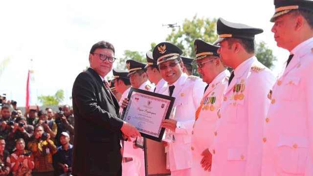Menteri Dalam Negeri Tjahjo Kumolo menyerahkan penghargaan LPPD terbaik kepada Wali Kota Makassar Moh. Ramdhan Pomanto, di kabupaten Banyuwangi, Jawa Timur, Kamis (25/04/2019).