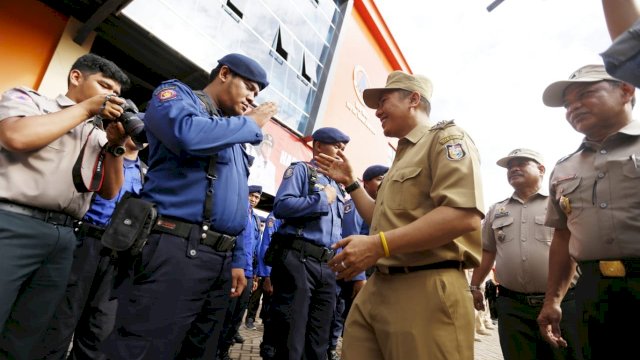 Wakil Wali Kota Makassar, Syamsu Rizal (Deng Ical) menyalami satu persatu peserta upacara peringatan Hari Kesiapsiagaan Bencana 2019,&nbsp;di halaman kantor BPBD Makassar, Jl Kerung-Kerung, Jumat (24/04/2019).