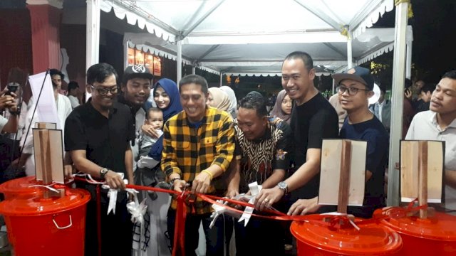 Wakil Wali Kota Makassar, Syamsu Rizal (Deng Ical) menggunting pita Launching inovasi MEC Indonesia "Kursus bayar dengan Sampah", Jumat (26/04/2019).