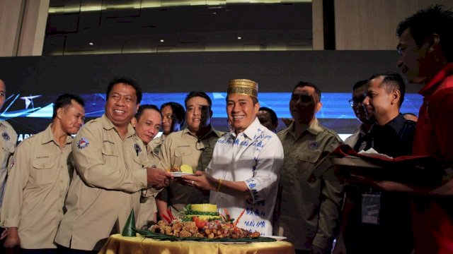 Wakil Wali Kota Makassar, Syamsu Rizal (Deng Ical) memotong tumpeng bersama pengurus ACE Sulsel saat perayaan Anniversary yang ke 5, di Hotel Gammara Makassar, Sabtu (27/04/2019).
