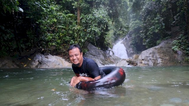 Wakil Gubernur Sulsel, Andi Sudirman Sulaiman menikmati wisata alam di air terjun Bantimurung, Kabupaten Luwu Utara, Minggu (28/04/2019).