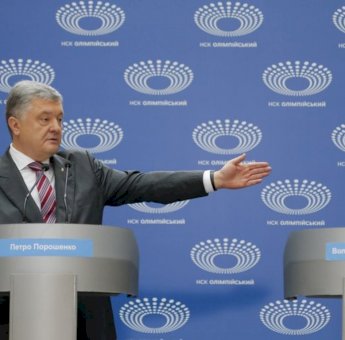 Lawan Politik Tidak Muncul, Capres Ini Debat Dengan Podium Kosong