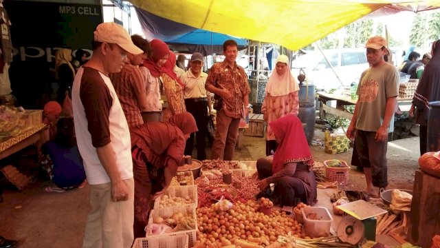 Tim bentukan Pemerintah Kabupaten Soppeng menyisir pasar-pasar tradisional, Jumat (10/05/2019).