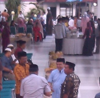 Ribuan Warga Padati Rujab Bupati Soppeng, Ada Apa?