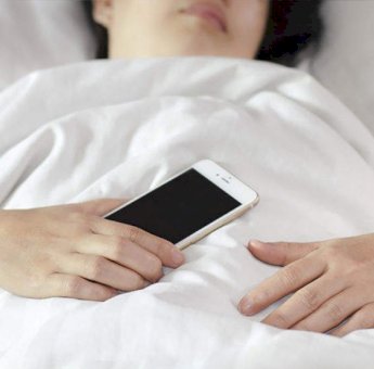 Hati-hati, Ini 4 Bahaya Jika Sering Tidur di Dekat HP