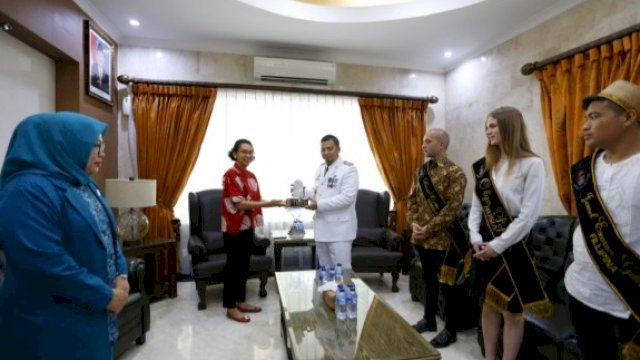 12 Mahasiswa Program Seni Budaya Kementrian Luar Negeri Temui Iqbal Suhaeb