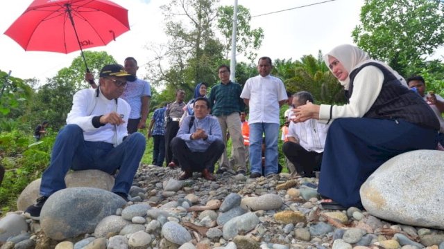 Gubernur Sulsel Nurdin Abdullah berbincang dengan Bupati Luwu Utara Indah Putri Indriani saat meninjau jalan poros Seko, Kamis (30/05/2019).