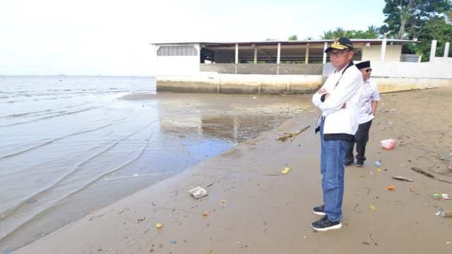 Gubernur Sulsel, Nurdin Abdullah meninjau Pantai Labombo, Kota Palopo, Kamis (30/05/2019).