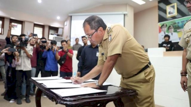 Wali Kota Makassar, Moh Ramdhan Pomanto menandatangai SK CPNS Lingkup Pemerintah Kota Makassar, Senin (15/04/2019).