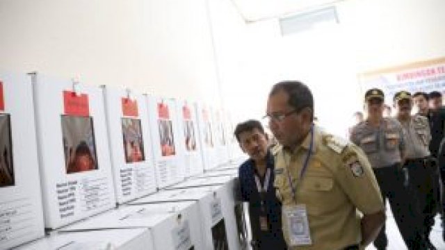 Wali Kota Makassar Tinjau Kesian Logistik Pemilu