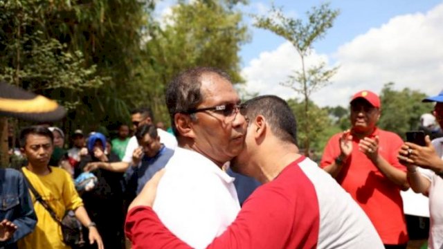 Salah satu kepala SKPD memelum Wali Kota Makassar, Moh Ramdhan Pomanto pada Family Gathering Pemkot Makassar, Sabtu (04/05/2019).