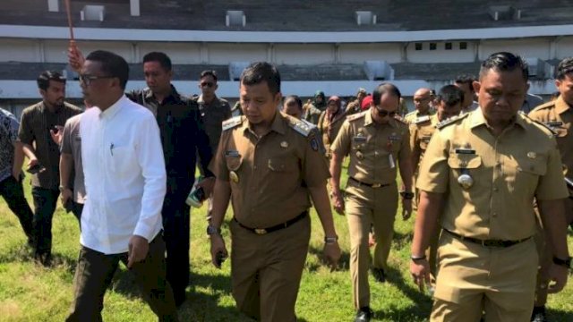 Gubernur Sulsel, Nurdin Abdullah bersama Pj Wali Kota Makassar Iqbal Suhaeb meninjau kondisi stadion barombong, , Selasa (14/05/2019).