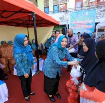 PKK Makassar Bagikan 3.375 Paket Sembako Gratis Ke Warga Prasejahtera