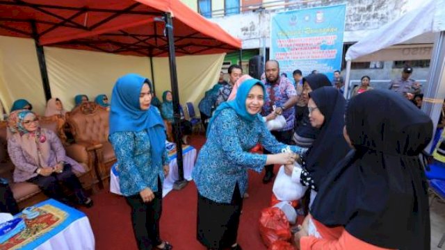Penjabat Ketua PKK Kota Makassar, Murni Iqbal menyerahkan secara simbolis bantuan sembako kepada warga, , Sabtu (18/05/19).