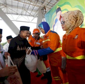 Iqbal Suhaeb Menangis di Hadapan Ribuan Satgas Kebersihan Kota Makassar