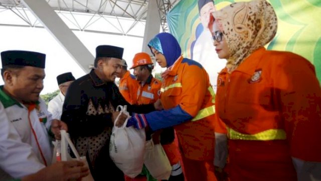 Pj Wali Kota Makassar, Iqbal Suhaeb membagikan paket sembako kepada satgas kebersihan dan drainase kota Makassar, Senin (20/05/2019).