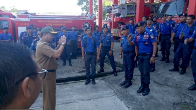 Penjabat (Pj) Wali Kota Makassar, Iqbal Suhaeb memberikan arahan kepada personel Pemadam Kebakaran usai apel kesiapsiagaan di Kantor Dinas Pemadan Kebakaran Kota Makassar, Selasa (20/05/2019).