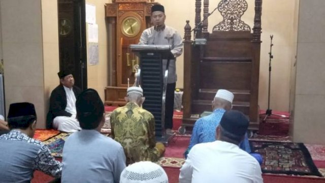 Pj Wali Kota Makassar, M Iqbal Suhaeb menyampaikan arahannya usai melaksanakan shalat Subuh berjamaah di Masjid Al Abrar, kota Makassar, Selasa (21/05/2019).