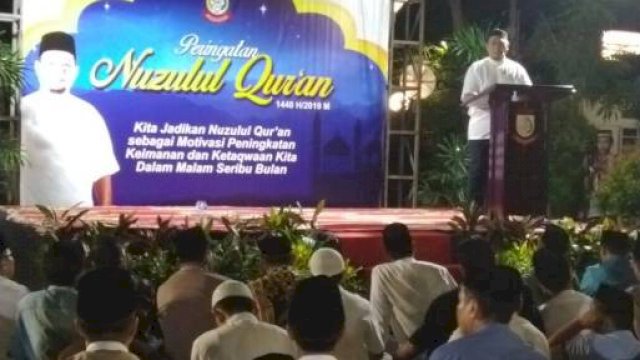 Penjabat Wali Kota Makassar, Iqbal Suhaeb memberikan sambuan pada peringatan Nuzulul Quran lingkup Pemerintah Kota Makassar, di Halaman Kantor Balaikota Makassar, Kamis (22/05/2019).