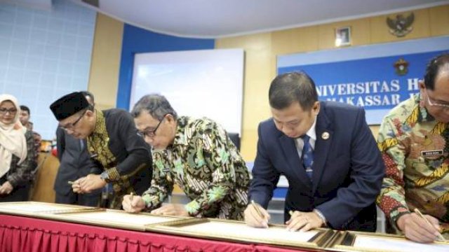 Pj Wali Kota Makassar, Iqbal Suhaeb menandatangani MoU pelaksanaan sensus penduduk. di Ruang Rapat Senat Universitas Hasanuddin, Kamis (23/05/2019).