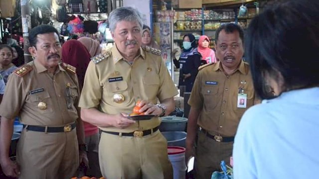 Bupati Pinrang, Andi Irwan Hamid berbincang dengan pedagang di Pasar Sentral Pinrang, Senin (06/05/2019).