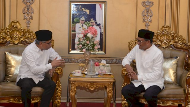 Gubernur Sulawesi Selatan, Prof. HM. Nurdin Abdullah (NA) menerima kunjungan Ketua Otoritas Jasa Keuangan (OJK) Wimboh Santoso bersama rombongan di Rumah Jabatan Gubernur Sulsel, Jumat (10/05/2019).