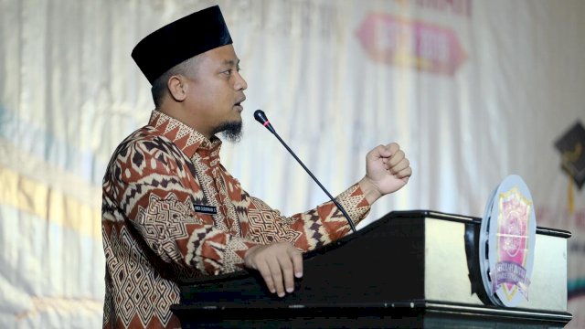 Wakil Gubernur Sulsel, Andi Sudirman Sulaiman memberikan sambutan pada wisuda dan penamatan jenjang SMP IT, SMA IT, Tahfizhul Qur&rsquo;an Sekolah Putri Darul Istiqamah , di Ballroom Teater Phinisi UNM, Sabtu (11/05/2019).