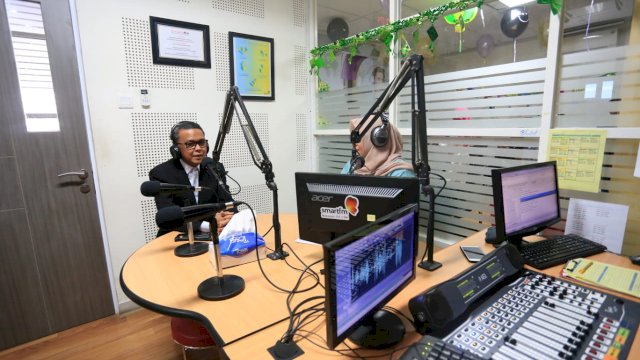 Gubernur Sulsel Nurdin Abdullah melakukan wawancara di salah satu studio radio di kota Makassar, Senin (20/05/2019).