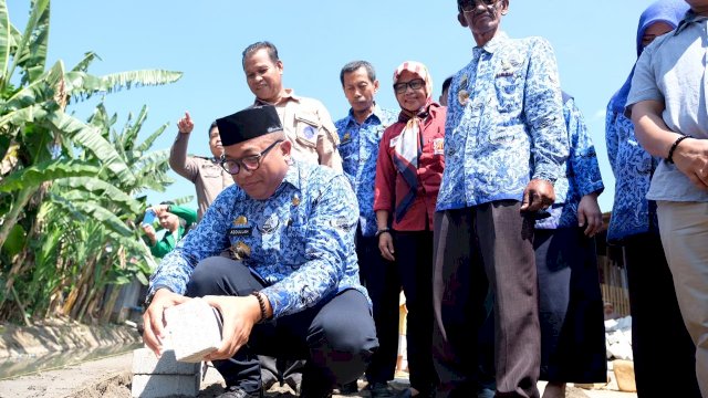 Kepala Dinas Perumahan, Kawasan Permukiman dan Pertanahan Kabupaten Gowa, Abdullah Sirajuddin melakukan peletakan batu pertama pengerjaan paving blok di di Jalan Mustafa dg Bunga, Kelurahan Romangpolong, Kecamatan Somba Opu, Senin (20/05/2019).