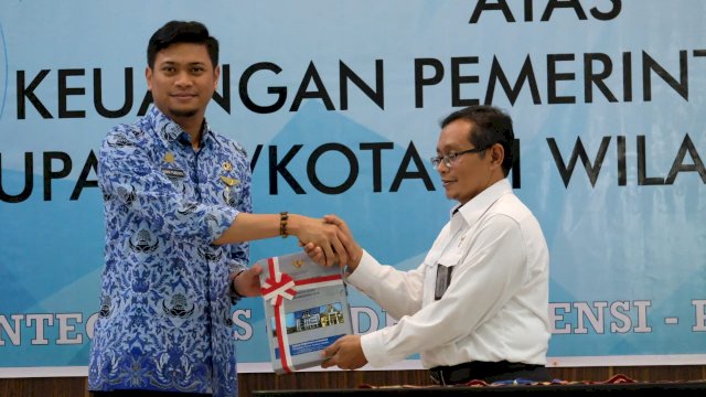 Bupati Gowa, Adnan Purichta Ichsan, menerima penghargaan Opini WTP dari BPK Provinsi Sulawesi Selatan, Senin (20/05/2019).
