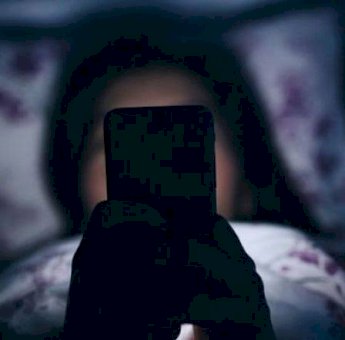 Inilah 5 Dampak Buruk Bagi Tubuh Jika Sering Main HP Sebelum Tidur