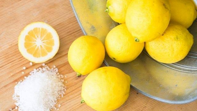 Garam halus dan Jeruk Nipis. (FOTO : Fimela)