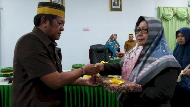 Bupati Soppeng, Andi Kaswadi Razak menyerahkan naskah Ranperda Daerah Layak Anak kepada Ketua DPRD Soppeng, Hj. Patappaunga, Kamis (02/05/2019).