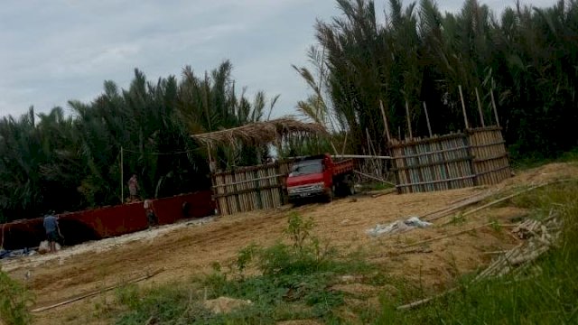 Suasana aktivitas tambang galian C di desab Nagauleng, Kecamatan Cenrana, Kabupaten Bone, Kamis (02/05/2019).