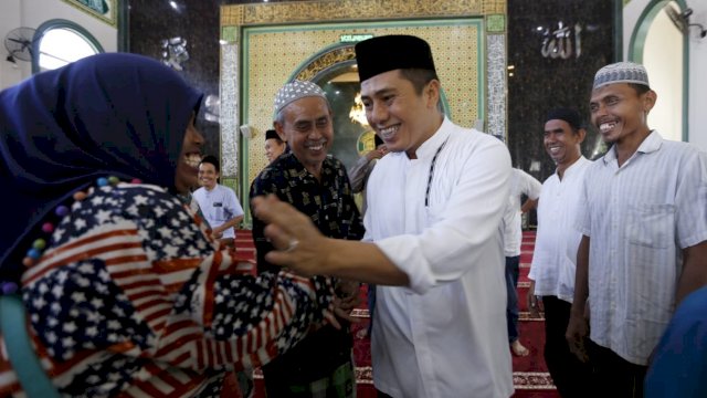 Wakil Wali Kota Makassar, Syamsu Rizal (Deng Ical) menyalami warga saat meresmikan masjid Raudathul Muflihien, di Jl Terong, Sabtu (04/05/2019).