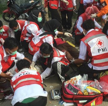 Jelang Arus Mudik, PMI Makassar Gelar Simulasi Penanganan Kecelakan Lalu Lintas
