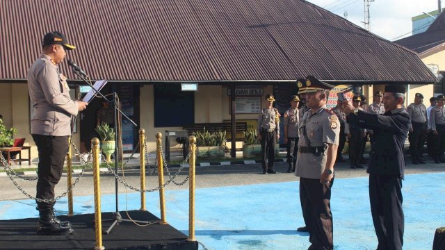 Upacara serah terima jabatan Wakapolres Soppeng, di Halaman Mapolres Soppeng, Senin (06/05/2019).