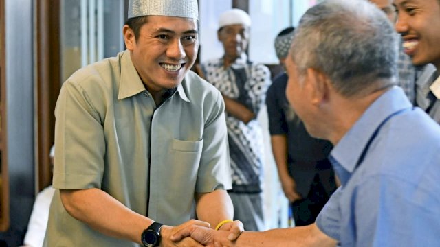 Wakil Wali Kota Makassar, Syamsu Rizal (Deng Ical) menyalami warga saat meresmikan masjid Hj Nurhany, Selasa (07/05/2019).