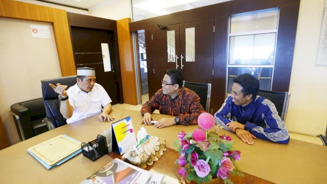 Wakil Wali Kota Makassar, Syamsu Rizal (Deng Ical) membahas masalah kemiskinan bersama pengurus Inisiatif Zakat Indonesia, Rabu (08/05/2019).
