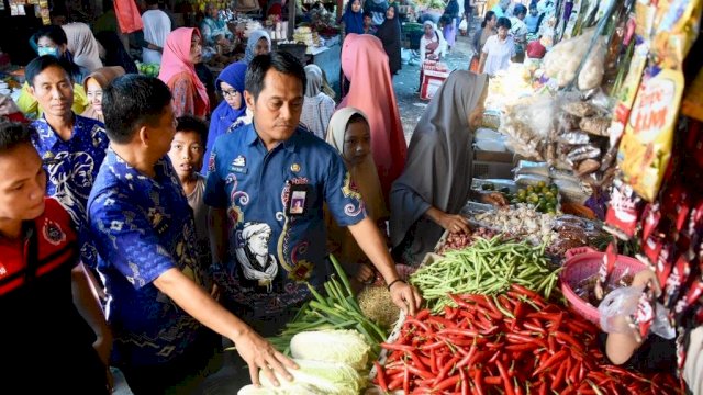 Dinas Perdagangan dan Perindustrian bersama Tim Pengendali Inflasi Daerah Kabupaten Gowa melakukan sidak di Pasar Rakyat Limbung, Jumat (10/05/2019).