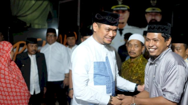 Bupati Gowa, menyalami warga saat akan melaksanakan shalat tarawih di Masjid Nurul Istiqomah, Desa Kalebarembeng, Kecamatan Bontonompo, Jumat (10/05/2019).