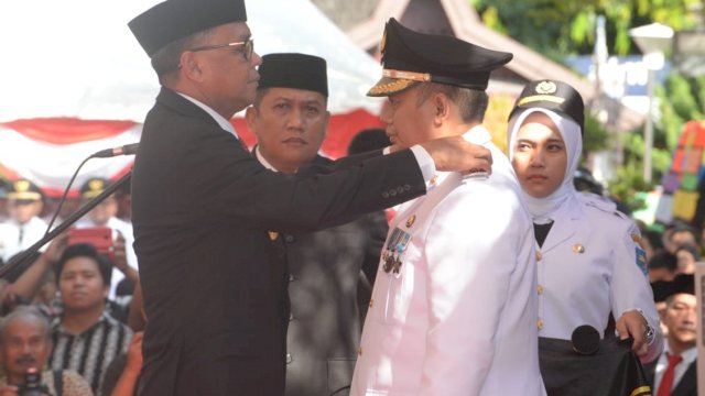 Gubernur Sulsel, Prof. Nurdin Abdullah melantik Iqbal Suhaeb sebagai Penjabat Wali Kota Makassar, di Pelataran Gedung Balaikota Makassar, Senin (13/05/2019).