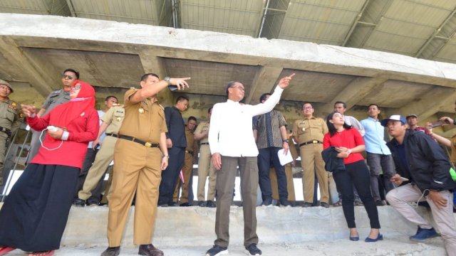 Gubernur Sulsel, Prof. Nurdin Abdullah didampingi Pj Wali Kota Makassar, Iqbal Suhaeb meninjau Stadion Barombong, Selasa (14/05/2019).