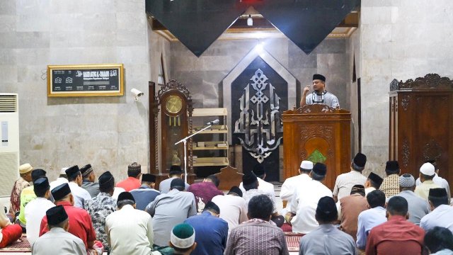 Wakil Gubernur Sulsel, Andi Sudirman Sulaiman membawakan hutba pada Shalat Subuh berjamaah di Masj id Agung Al- Umaraini, Benteng, Rabu (15/05/2019).