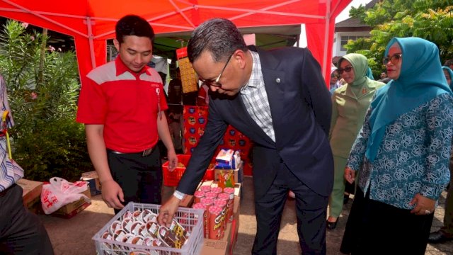 Gubernur Sulsel, Nurdin Abdullah didampingi Ketua PKK Sulsel Lies F Nurdin meninjau pasar murah di Gedung Kartini, Jalan Masjid Raya Makassar, Kamis (16/05/2019).