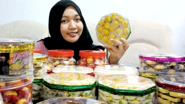 Andi Istiyani A.Tanrasula memperlihatkan kue kering hasil produksinya, Kamis (16/05/2019).