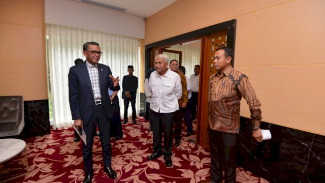 Gubernur Sulsel Nurdin Abdullah, berbincang dengan Direktur PT KBN Sattar Taba, dan Bupati Takalar Syamsari Kitta usai membahas rencana Kawasan Industri Baru di Takalar, di Baruga Lounge Kantor Gubernur Sulsel, Kamis (16/05/2019).