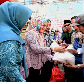 PKK Sulsel Bagi-bagi Sembako Gratis
