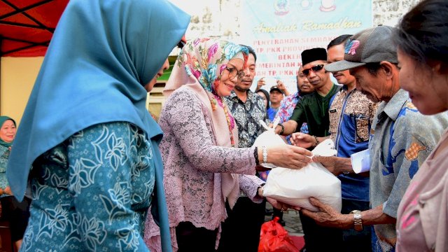 Ketua TP PKK Sulsel, Liestiaty F Nurdin menyerahkan paket sembako gratis kepada warga di Kecamatan Mariso, Kota Makassar, Sabtu (18/05/2019).